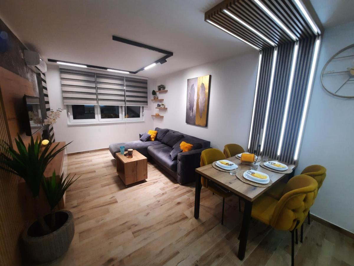 Apartman Lux-Besplatno Koriscenje Zasebne Garaze สเรมสกา มิโตรวิตซา ภายนอก รูปภาพ