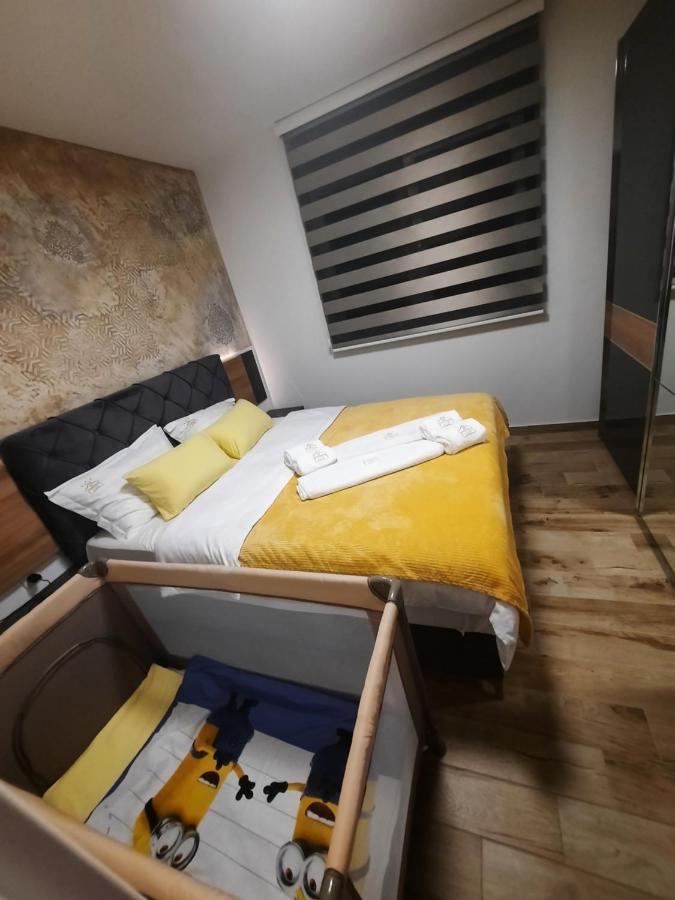 Apartman Lux-Besplatno Koriscenje Zasebne Garaze สเรมสกา มิโตรวิตซา ภายนอก รูปภาพ