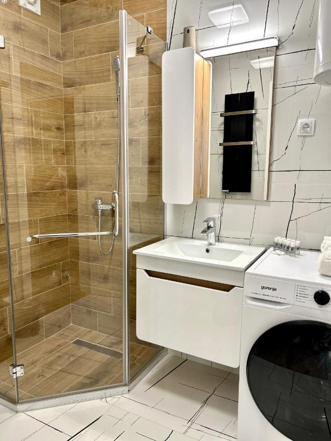 Apartman Lux-Besplatno Koriscenje Zasebne Garaze สเรมสกา มิโตรวิตซา ภายนอก รูปภาพ