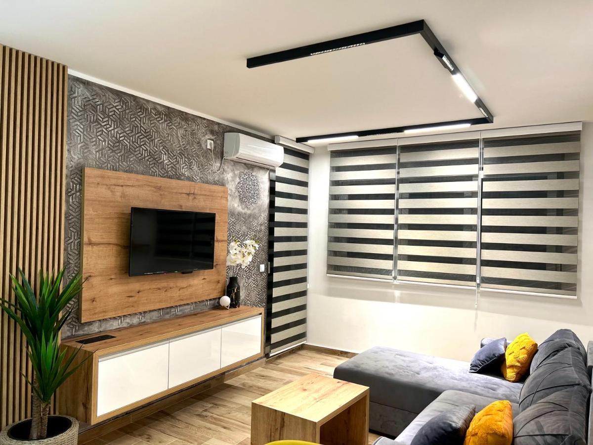 Apartman Lux-Besplatno Koriscenje Zasebne Garaze สเรมสกา มิโตรวิตซา ภายนอก รูปภาพ