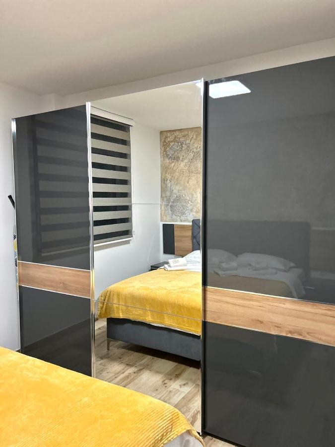Apartman Lux-Besplatno Koriscenje Zasebne Garaze สเรมสกา มิโตรวิตซา ภายนอก รูปภาพ