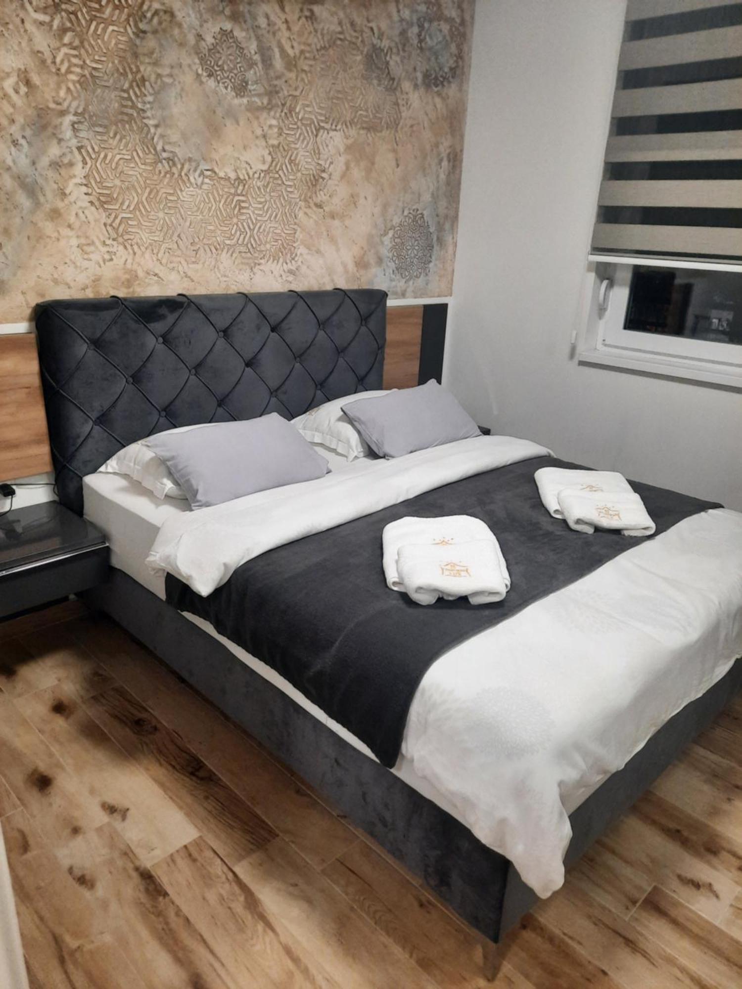Apartman Lux-Besplatno Koriscenje Zasebne Garaze สเรมสกา มิโตรวิตซา ภายนอก รูปภาพ